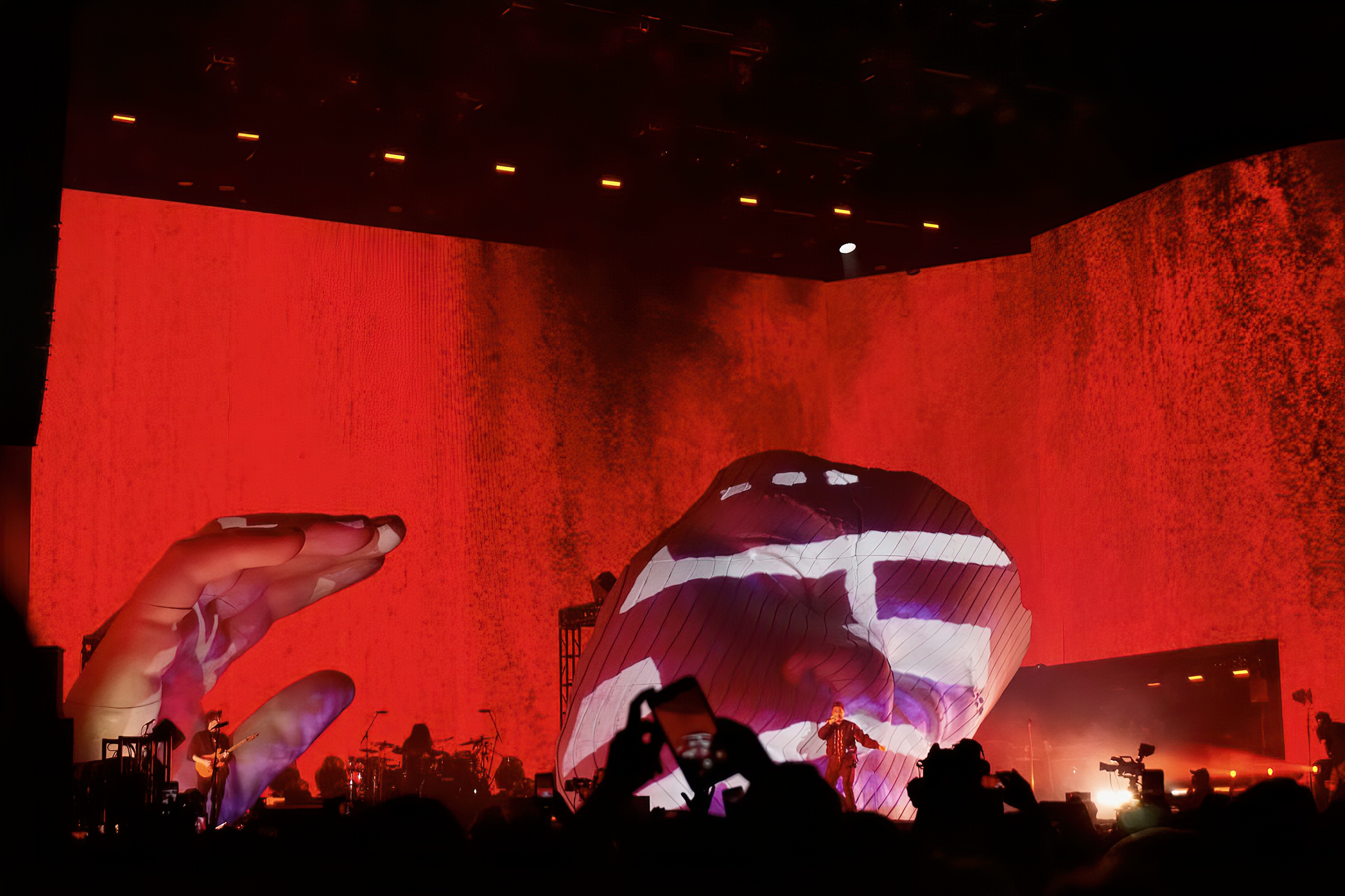 The Weeknd Coachella 2018, projection-mapped face and hand sculpture on stage
